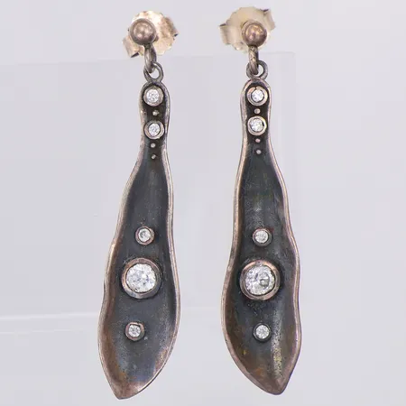 Ett par örhängen med vita stenar 42mm, 925/1000 silver Vikt: 5,6 g