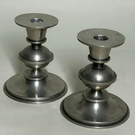 Ett par ljusstakar i tenn, Klot designade av Edvin Ollers år 1962, repor runt ljushållaren