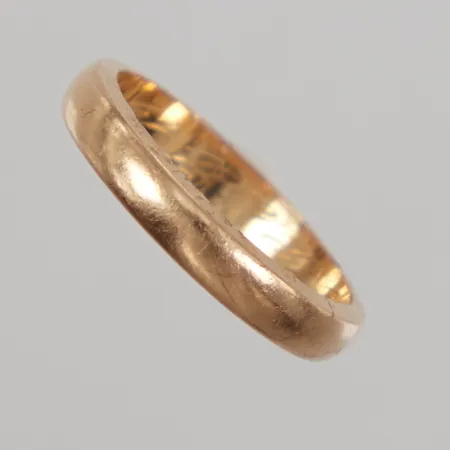 Ring, stl 16, bredd 3,2mm, gravyr, slitage, 18K  Vikt: 3,2 g