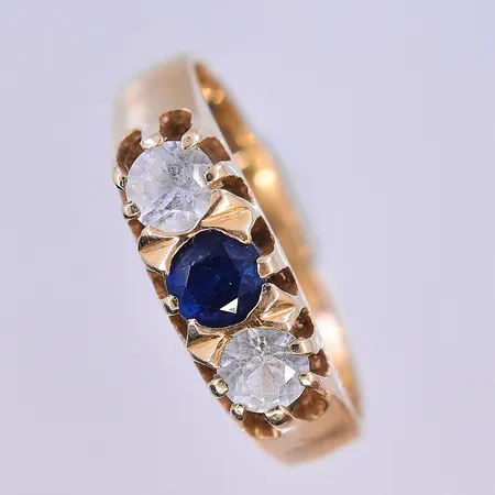 Ring med vita och blå sten, stl 17½, bredd 3-6 mm, 18K. Vikt: 3,5 g