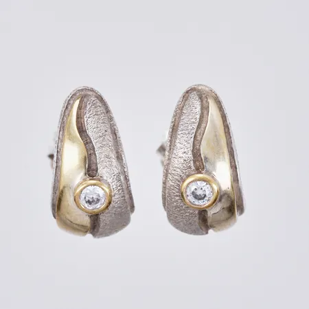 Ett par örhängen med stenar längd: 1cm, bredd: ca 7mm, 925/1000 silver  Vikt: 2,9 g