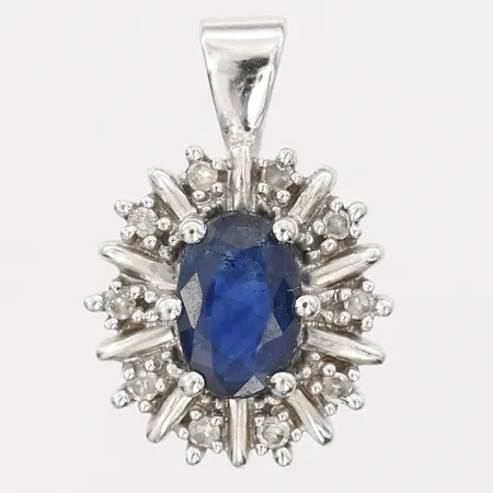 Hänge med safir ca 0,45ct samt diamanter totalt 0,05ct enligt gravyr, höjd 14mm, bredd 10mm, 18K vitguld Vikt: 1,5 g