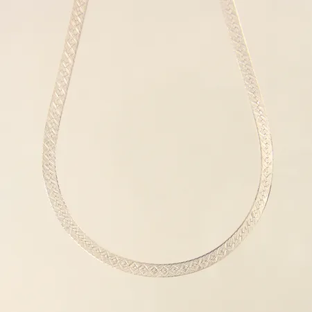 Collier med dekor, halvstelt, längd 42cm, bredd 6mm, silver 925/1000 Vikt: 16,6 g