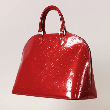 Handväska, lackerat rött monogramläder, beslag av guldfärgad metall, invändigt fodrad med fack, enligt datumkod Frankrike 2010, ca 29x38x19cm, kvitto, dustbag, slitage, repor/märken.