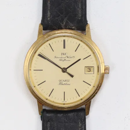 Herrur IWC International Watch co Flatline 18K, Ø34mm, Schaffhausen,  boett nr 2332944, quartz (går ej troligen batteribyte), datum, guld i boett, läderband med hårt slitage, glaset med repor boett med slitage, med origianletui (med slitage) bruttovikt 36,2g