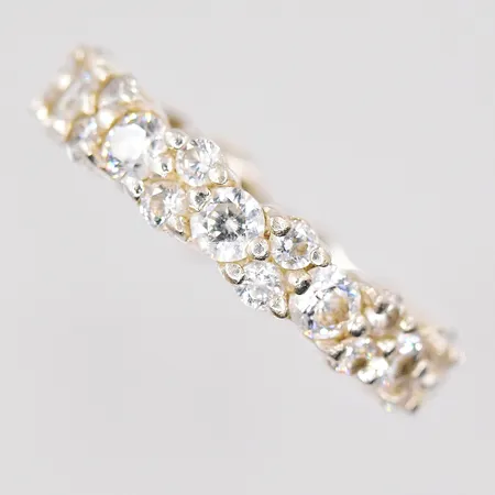 Ring stl 16¼ med vita stenar, bredd 4mm, silver 925/1000 Vikt: 3,2 g