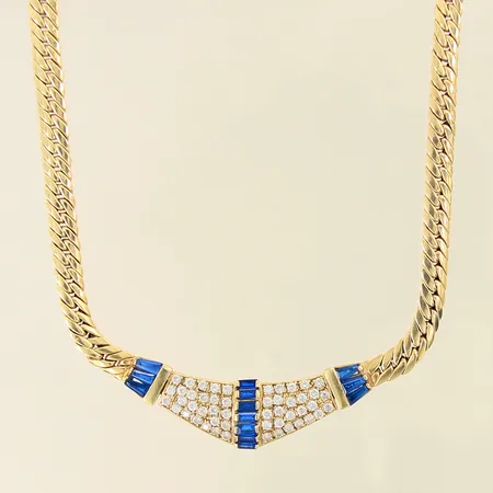 Collier med vita samt blåa stenar, längd 44,5cm, bredd 6-14mm, 14K Vikt: 22 g