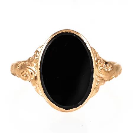 Klackring i 18K guld med svart sten (sannolikt onyx). Den är i storlek 19¾, är 2,3 - 16 mm bred och väger 3,8g. Stämplad X8 (1948), J.P (J.Petterssons Eftr Juvelerar AB, Stockholm), 18K, kattfot.