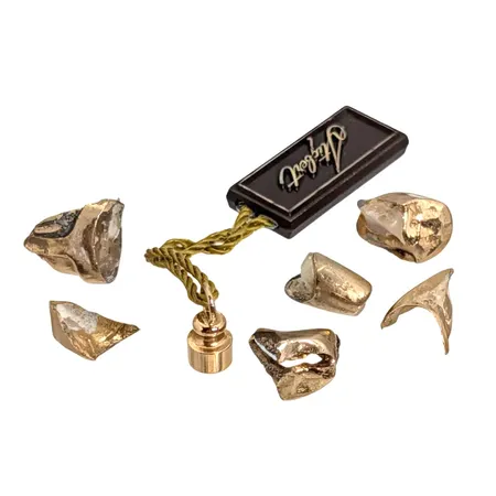 Parti tandguld, cirka 18K, delvis orensat, hänge, 18K, bruttovikt 8,3g Vikt: 8,3 g