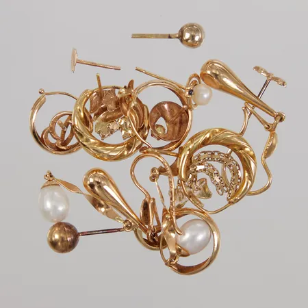 20 omaka/udda örhängen, defekt/mindre pärlor, 18K  Vikt: 9,3 g