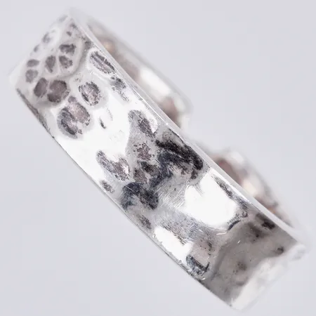 Ring med hamrad dekor GHA stl: 18, bredd: ca 5mm, silver 925/1000 Vikt: 6,6 g