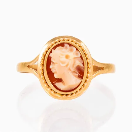 Ring Camé i 18K guld. Den är i storlek 18¾, är 2 - 13 mm bred och väger 2,0g. 