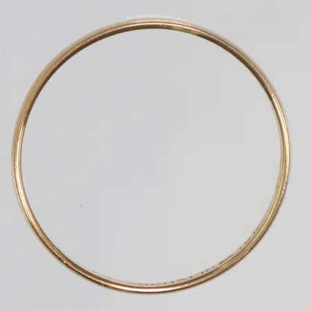 Ring slät, stl 18, bredd 2mm, gravyr, 18K Vikt: 1,7 g