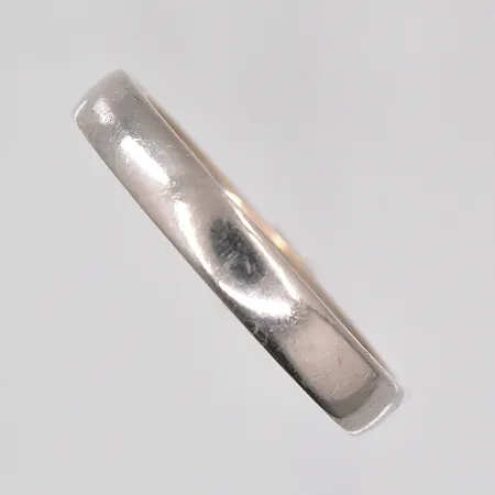 Ring stl 21¼ vitguld, bredd 4mm, gravyr, invändigt slitage, 18K Vikt: 6,8 g