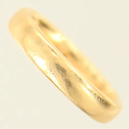 Ring slät, stl 17½, bredd 4mm, gravyr, 18K Vikt: 5,4 g