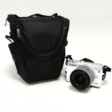 Kamera Canon EOS M200 med påsittande objektiv Canon 15-45mm 1:3.5-6.3 IS STM, serie nr 293073007584, 803210010942, batteri Sido replace LP-E12, batteriladdare Canon model LC-E12E, väska. Skickas med postpaket.