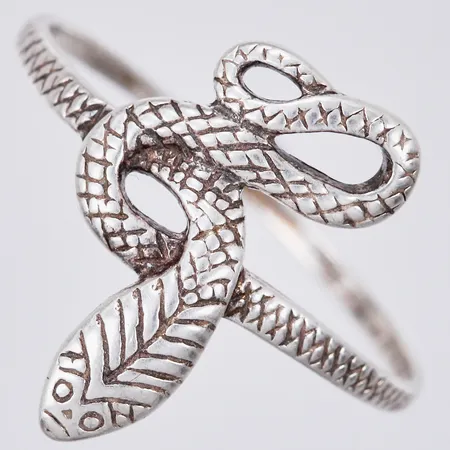 Ring stl: 19 ½, bredd ca 1-18mm, 925/1000 silver Vikt: 1,4 g