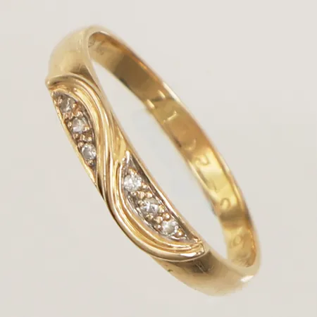 Ring med diamanter 6x ca 0,01ct, stl 18¾, bredd 2,3-3,6mm, gravyr, något skev, 18K  Vikt: 2,4 g