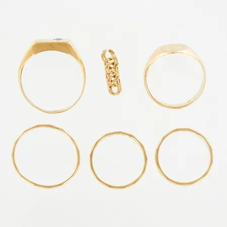 5 ringar, 1 bit kedja, gravyrer, skevheter, 18K  Vikt: 14,5 g