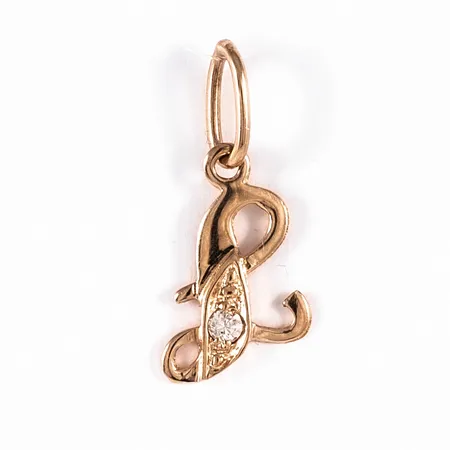 Hänge L i 14K guld. Det är 9 mm brett, 19,5 mm långt inkl. ögla och väger 0,6g.