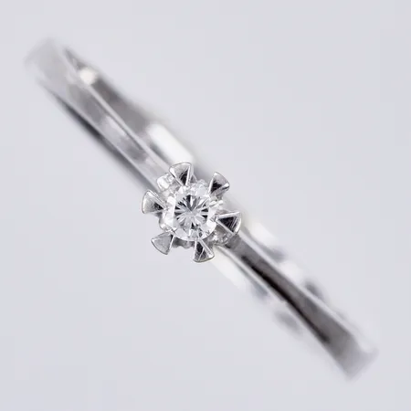 Ring med diamant ca 1x0,04ct stl: ca 16¾ bredd: ca 2-4mm Stjärnringen vitguld 18K  Vikt: 1,5 g