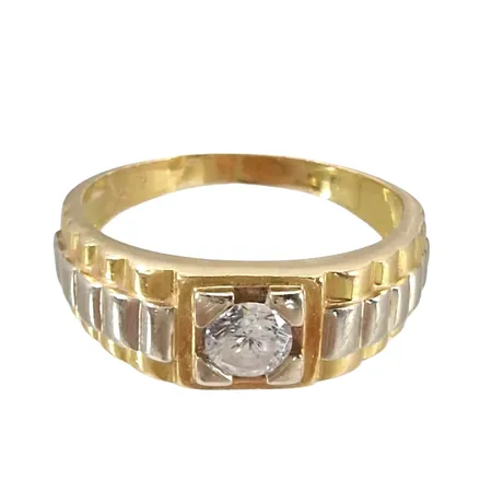 Ring, 18K guld, defekt - sten med slitage, ojämnheter bak på skenan Vikt: 7,1 g