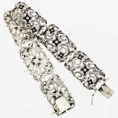 Armband 20cm, bredd 2cm, genombrutet mönster med blommor, silver 835/1000 Vikt: 31,3 g