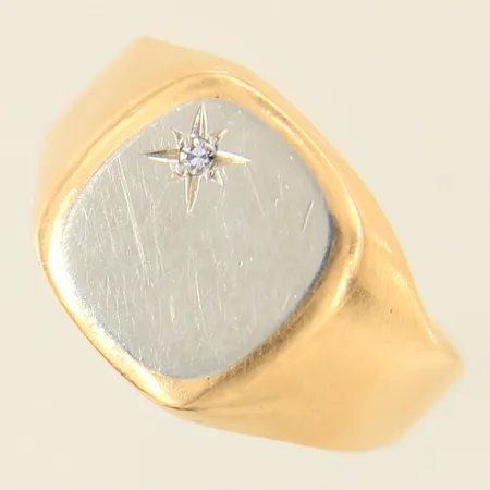 Klackring med diamant ca 0,01ct, stl 20¼, bredd 4,6-14mm, skev, repig, delvis vitguld, 18K Vikt: 7,7 g