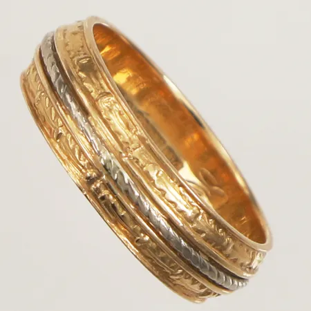 Ring, stl 20½, bredd 6,8mm, gravyr, tvåfärgad, 18K  Vikt: 8,5 g