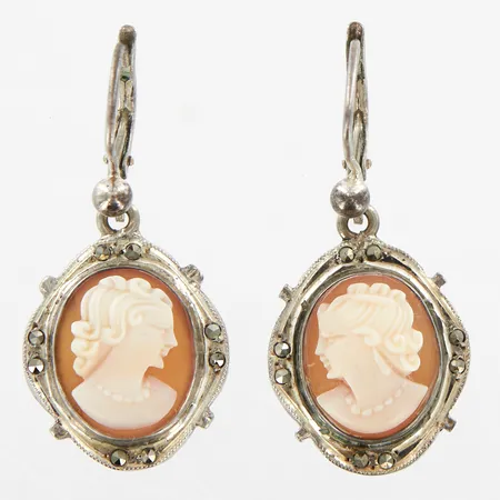 Ett par örhängen med camé och markasiter 32mm, bredd:15mm, silver otydlig stämpel Vikt: 5 g