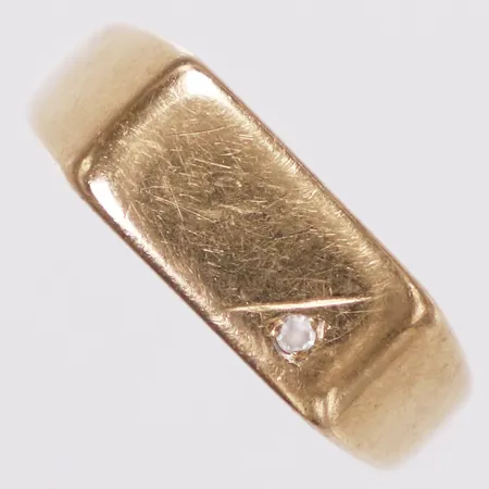 Klackring vit sten, stl 19½, bredd 3-7mm, skev, 18K Vikt: 5,1 g