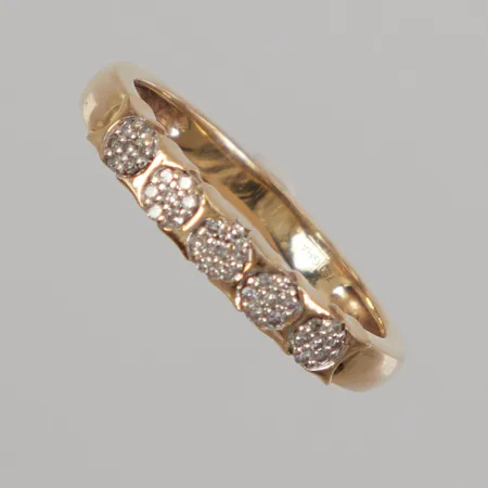 Ring med 8/8slipade diamanter 35x ca 0,005ct, stl 17½, bredd 3mm, gulguld, GHA 18K Vikt: 3 g