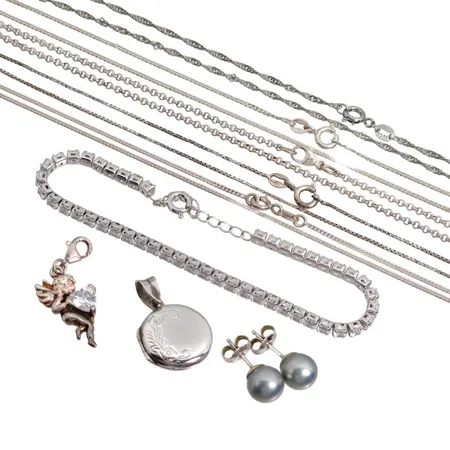 Silversmycken, bl.a. Armband med vita stenar, längd 16,5-19 cm, bredd 3 mm, Hänge Ängel med Hjärta, längd inkl. ögla 32,5 mm, 5 stycken Halskedjor, längd 37-46 cm, stenar utan anmärkning Vikt: 21,3 g