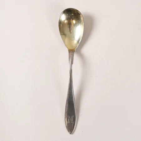 Serveringssked modell Svensk spets, längd 182mm, monogramgravyr, tillverkad av A G Dufva, Stockholm 1906, bucklor, silver 830/1000 Vikt: 42,8 g