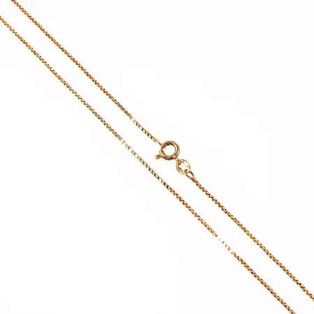 Kedja Venezia i 18K guld. Den är 43 cm lång, 1 mm bred och väger 3,3g. Springring. Äldre kedja med ojämnheter och lagningar. 