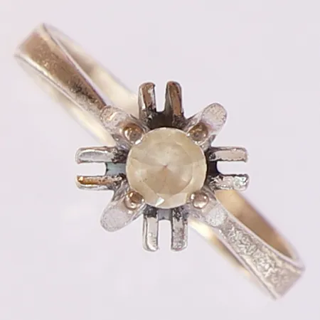 Ring med vit sten, stl 17½, silver Vikt: 2,8 g