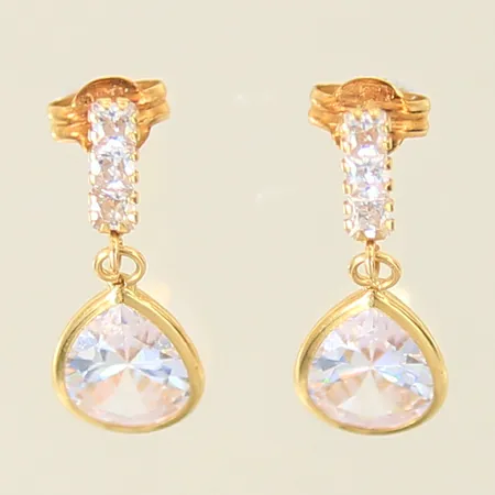 Ett par örhängen med vita stenar, 20x7mm, 18K  Vikt: 2 g