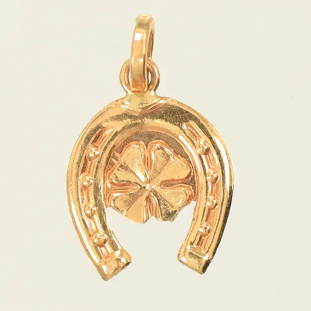 Hänge hästsko med fyrklöver, längd 16mm inkl ögla, bredd 10mm, 18K, 0,7g Vikt: 0,7 g