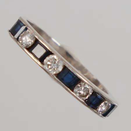 Ring med 4 diamanter totalt ca 0,42ctv ca TW/VS enligt gravyr, 5 safirer totalt 1,15ctv enligt gravyr, stl 17¼, bredd ca 3,4mm, GK år 1977, 18K Vikt: 2,9 g