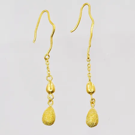 Ett par örhängen, längd 44mm, defekta, 21K Vikt: 1,9 g