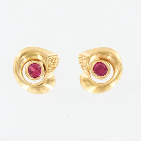 Ett par örhängen med röda stenar 10x10mm,14K Vikt: 1,3 g