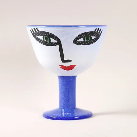 Skål på fot, "Open Minds", Ulrica Hydman-Vallien, Kosta Boda, glas, signerad, höjd 20cm, bruksslitage.  Skickas med postpaket.