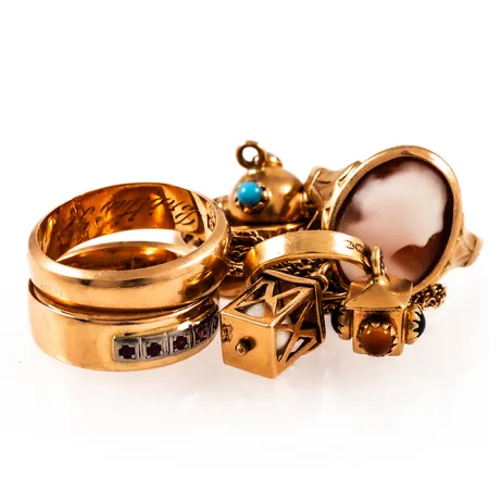 Diverse defekt/graverat guld i 18K. Vikt: 25,6g. 