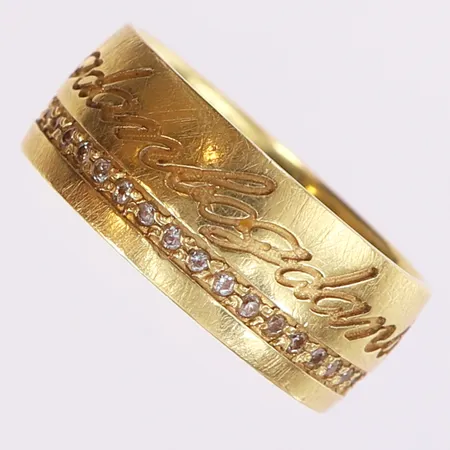 Ring med vita stenar, stl 18¾, bredd 18mm, 1 sten saknas, gravyr, 14K Vikt: 8,5 g