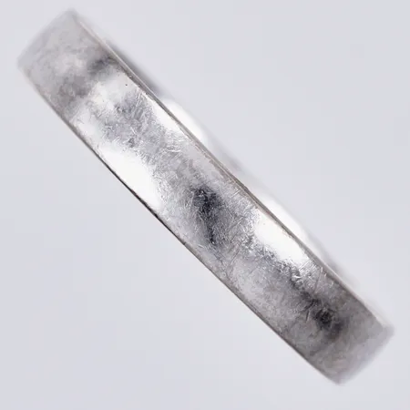 Ring stl: ca 19½ bredd: ca 4mm, graverad, vitguld 18K  Vikt: 5,2 g