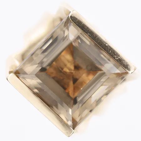 Ring med rökkvarts ca 16,00ct tillverkad av Olavi Nupponen, Helsingfors 1971, stl: 17½, 14K guld Vikt: 15,3 g