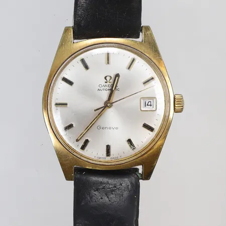 Herrur Omega Genève Ø34,5mm ref nr. 166.041 snr. 28732077 cal. 565, automat, ca år 1969, guld på stål, datum, originalkrona och glas (små ytliga repor), boett med smärre slitage, slitet läderband 
