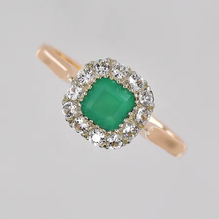 Ring stl 19½, grön och vita stenar, bredd 2mm, bredd ovan 9,2mm, 18K Vikt: 2,9 g