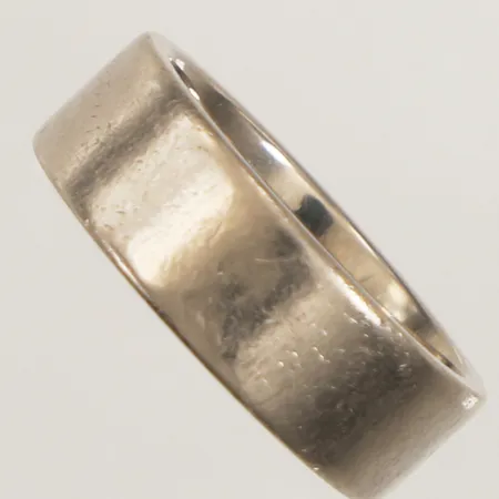 Ring slät, stl 18¼, bredd 7mm, gravyr, vitguld, 18K   Vikt: 12,3 g