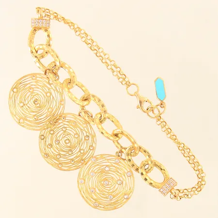 Armband, fyra integrerade hängen med vita samt blå stenar, längd 20cm, bredd ca 3-33mm, 21K  Vikt: 12 g